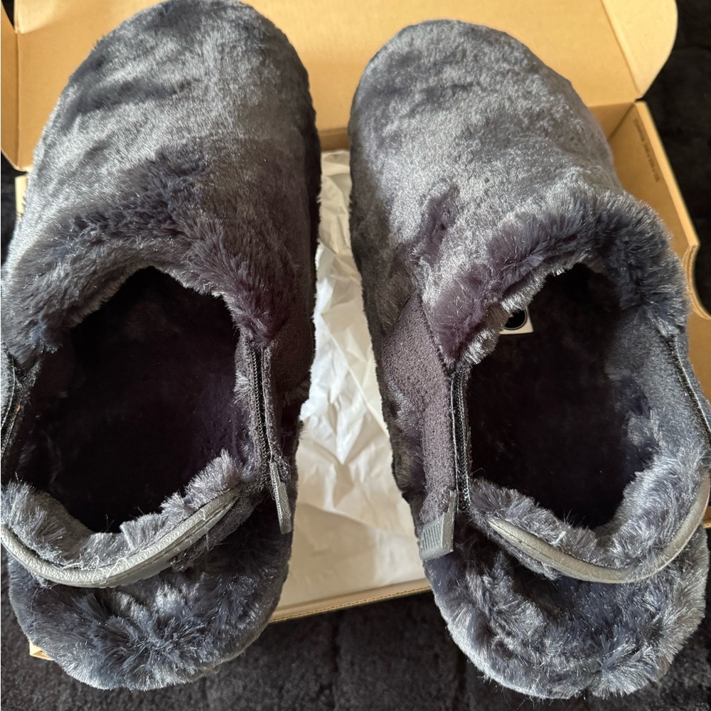 Nike Black Slippers - New in Box